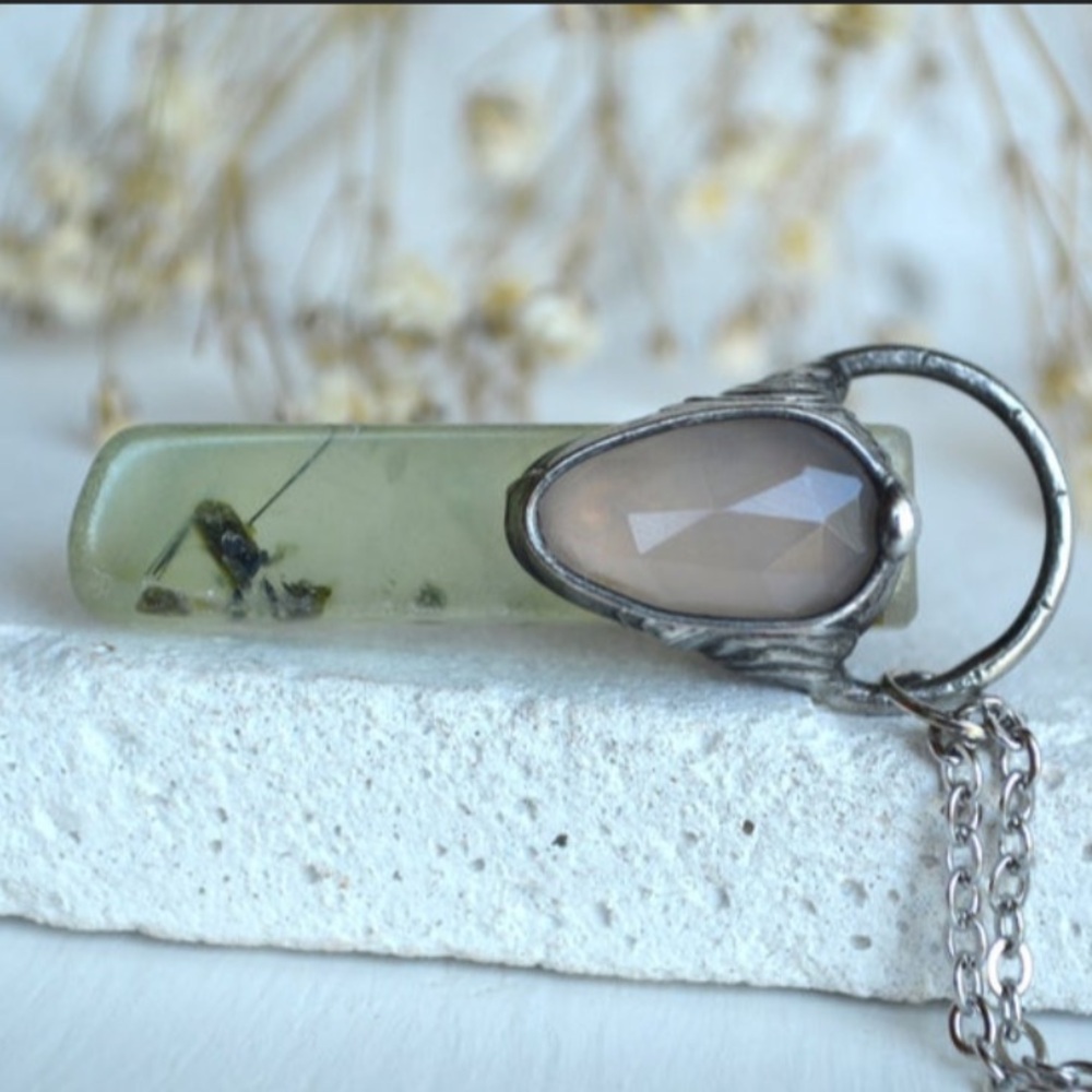 Prehnite & faceted peach moonstone Tiffany technique crystal pendant - Picture 3 of 14